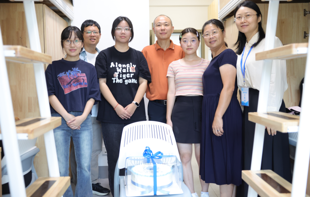 一群人站在室内合影AI 生成的内容可能不正确。