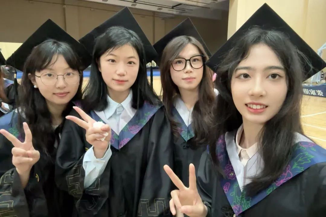 一群小孩站在一起AI 生成的内容可能不正确。