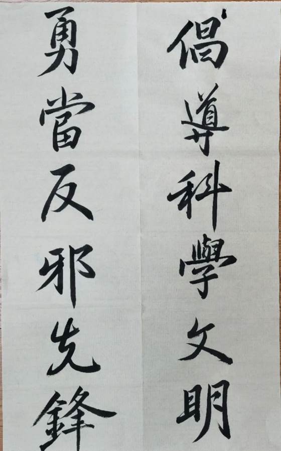 墙上的涂鸦描述已自动生成