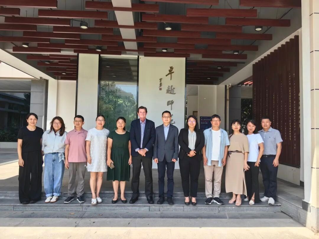 一群人站在门前AI 生成的内容可能不正确。