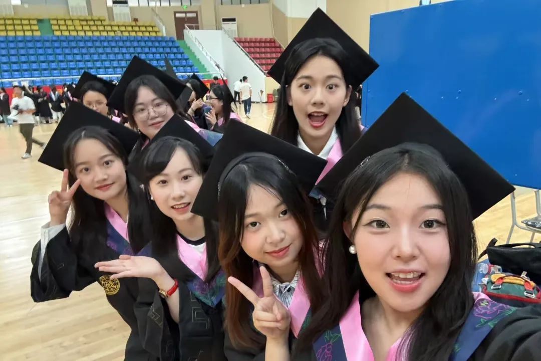 一群人的合影AI 生成的内容可能不正确。