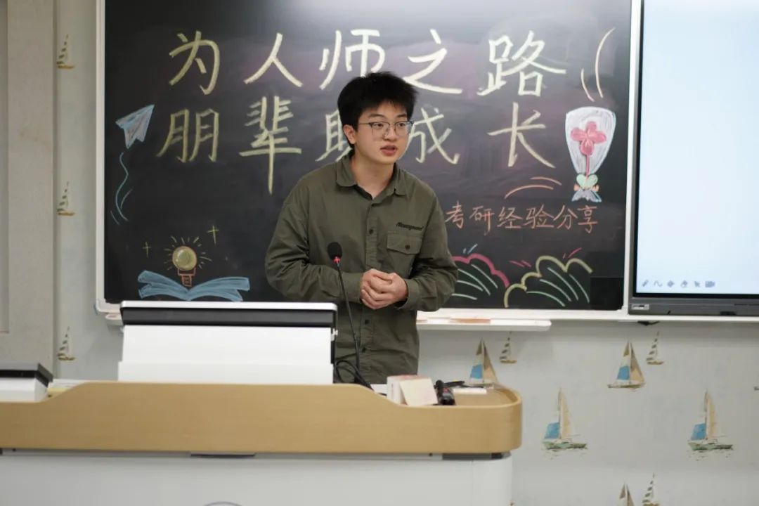 人手上拿着纸AI 生成的内容可能不正确。