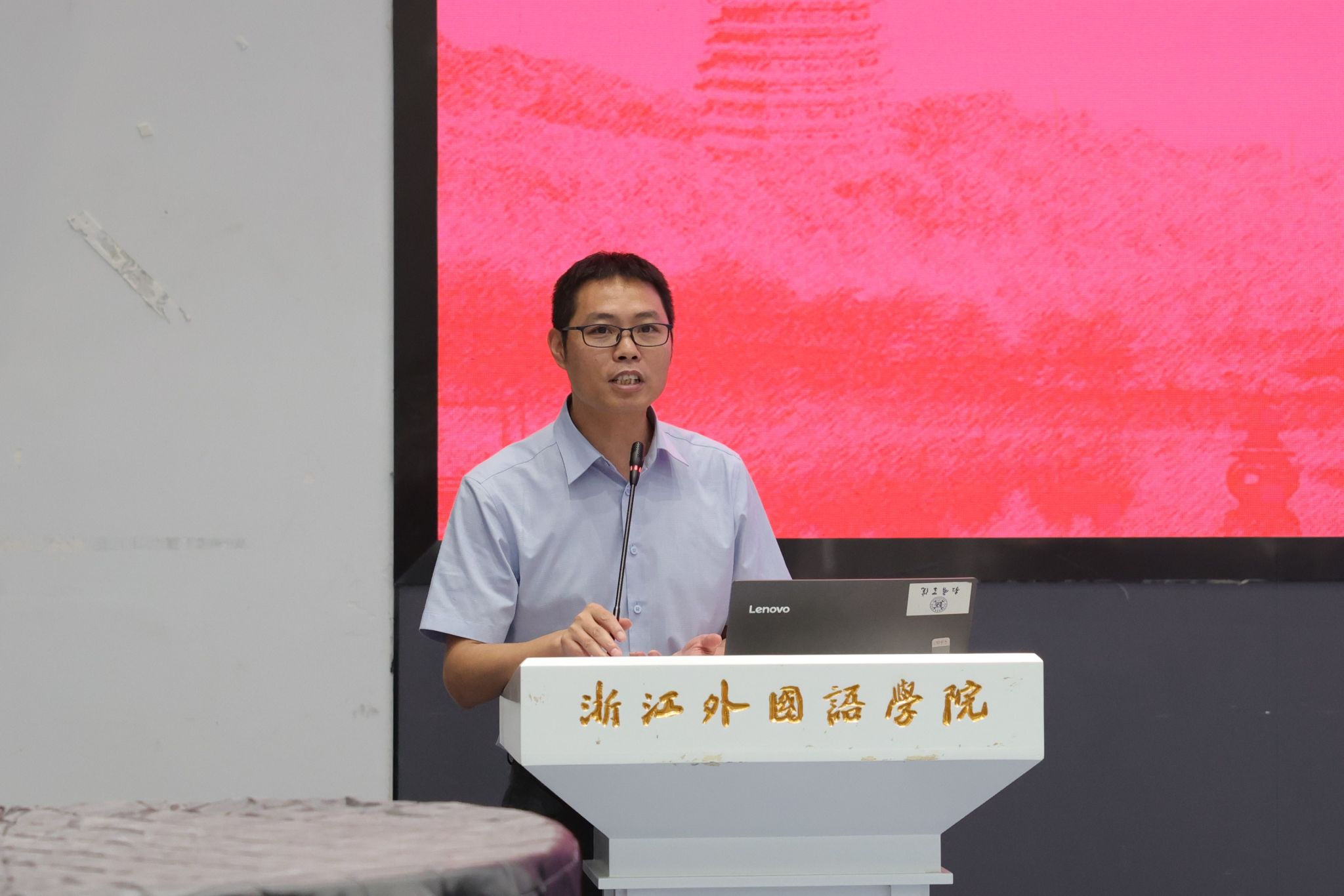 电脑屏幕前的男人AI 生成的内容可能不正确。